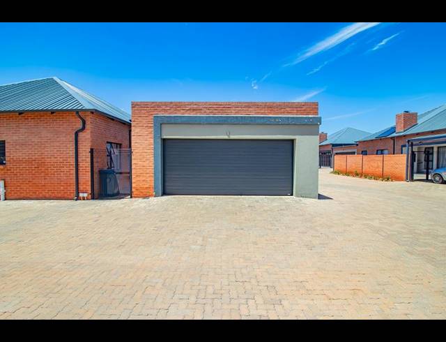 2 BEDROOM TOWNHOUSE FOR SALE IN ANNLIN